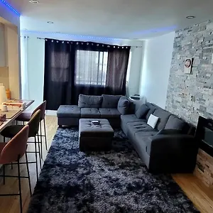 Homestay Luxurious 2 Bedrooms With In, Montreal
